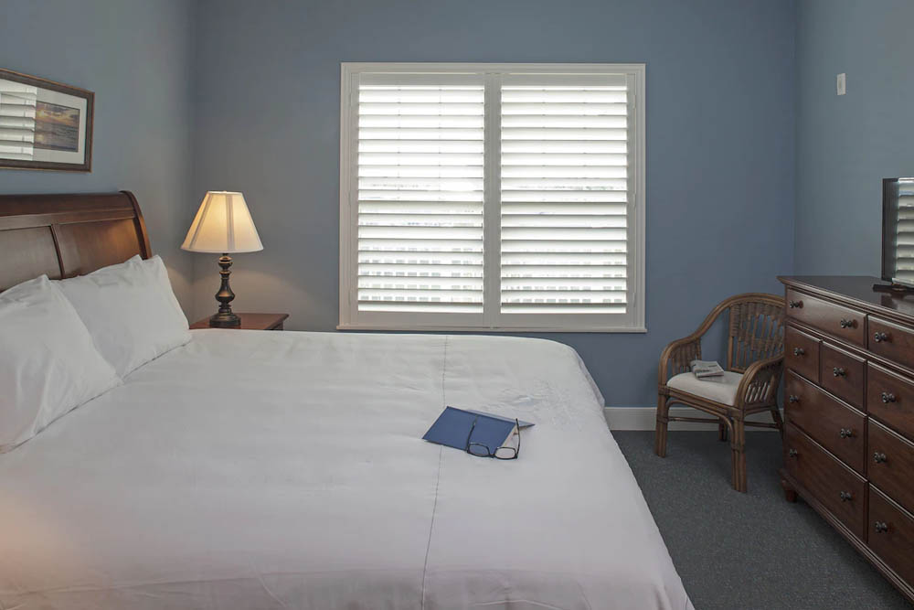 Master Bedroom in the One-Bedroom Villa at the Bluewater Resort in Hilton Head 1000