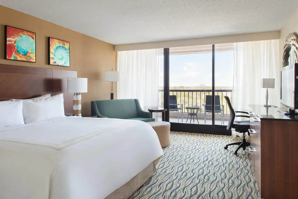 Standard King Room with a view of the resort at the Marrott Hilton Head Resort and Spa 1000