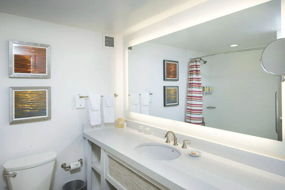 Standard Room Bathroom in the Sonesta Hilton Head 1000